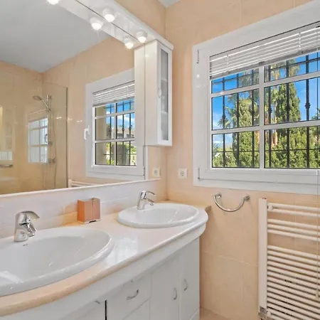 Spacious And Comfortable Chalet Hébergement de vacances *